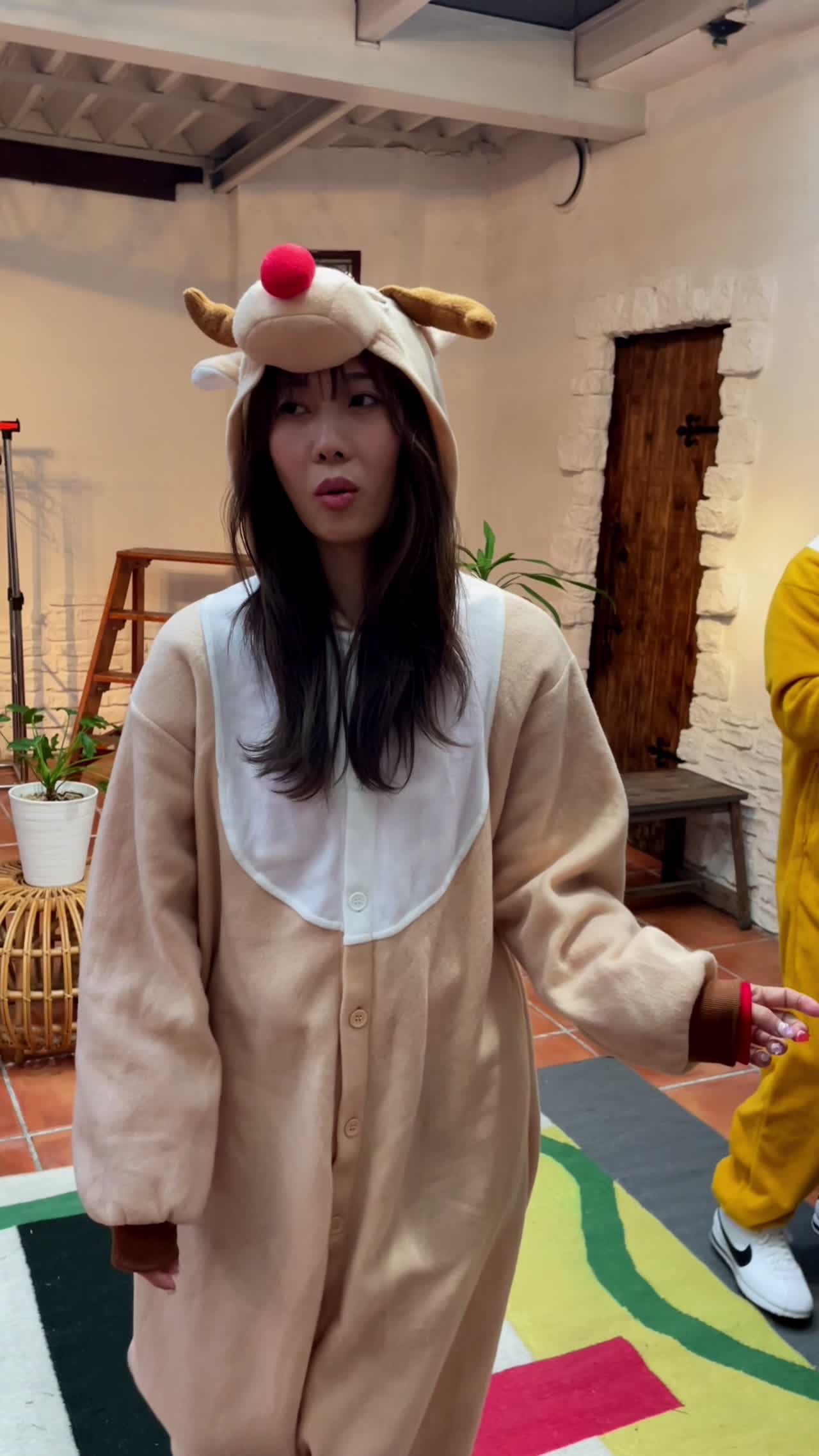 WHITE JAM トナカイがツリーを飾りつけ🎄